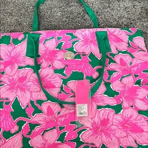 Lilly Pulitzer tote with matching detachable pouch. New! Kelly green hibiscus 🌺